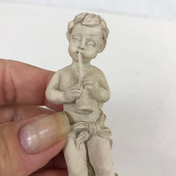 Hen Feathers Cherub figure playing flute - Picture 7 of 7